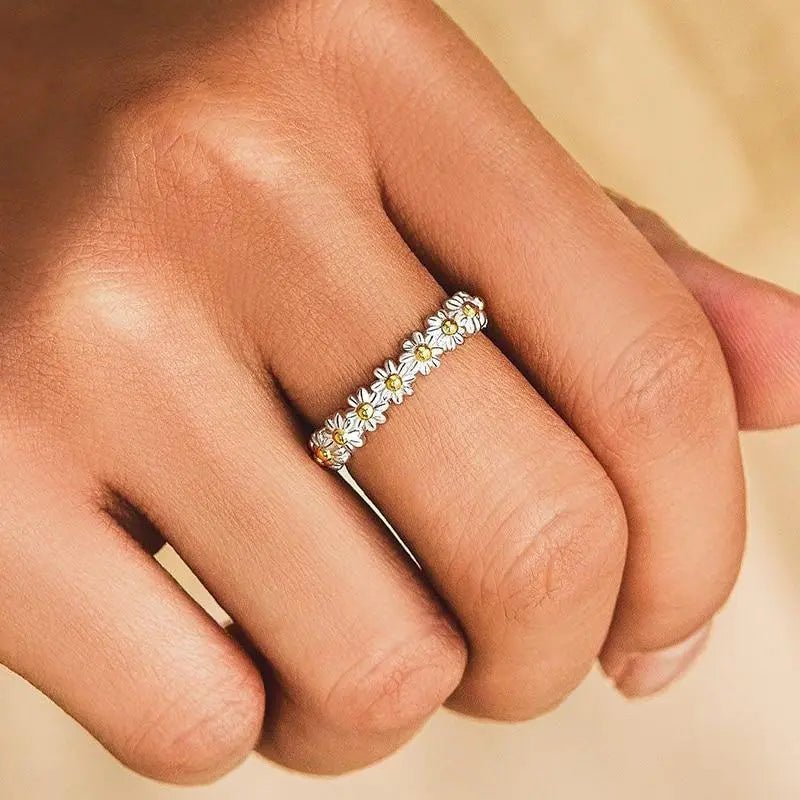 ADJUSTABLE SILVER AND HAND PAINTED ENAMEL DAISY RING - Edith & Mae